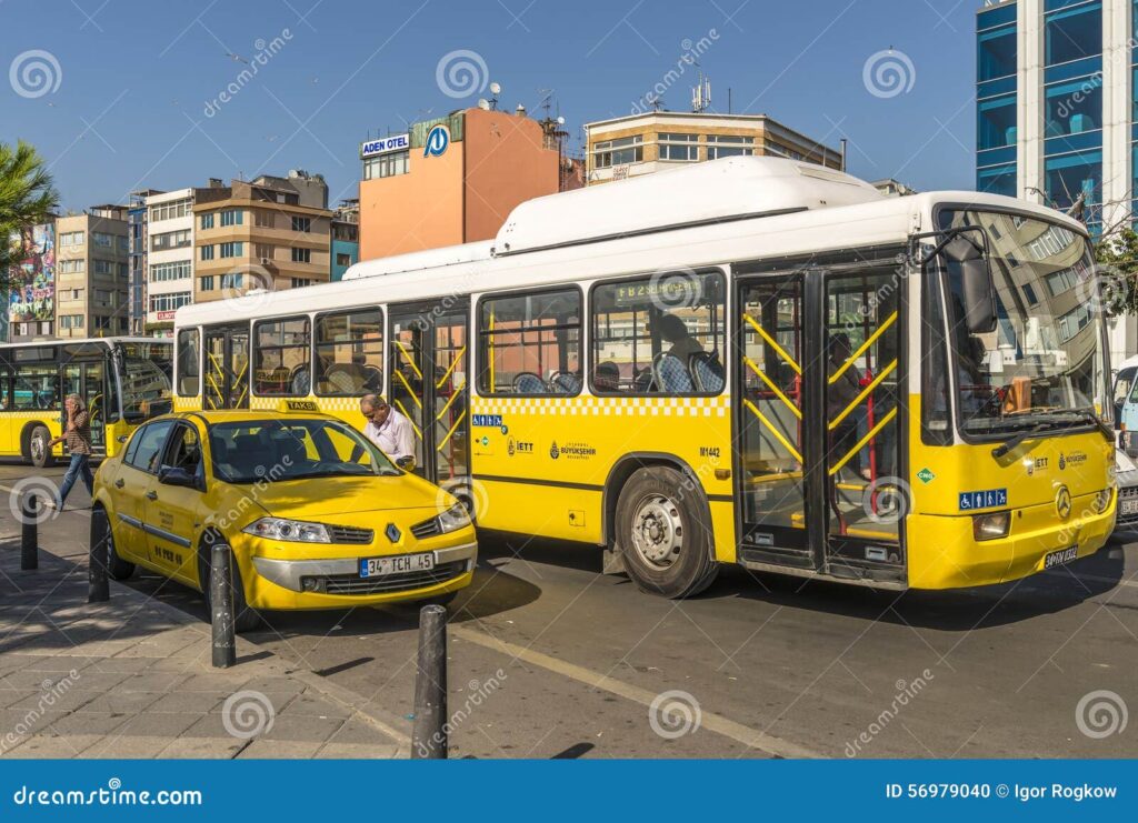 Taxi y bus en Estambul 1 Ruta Y Bus Turístico Y Taxi En Las Calles De Estambul L Transporte ...